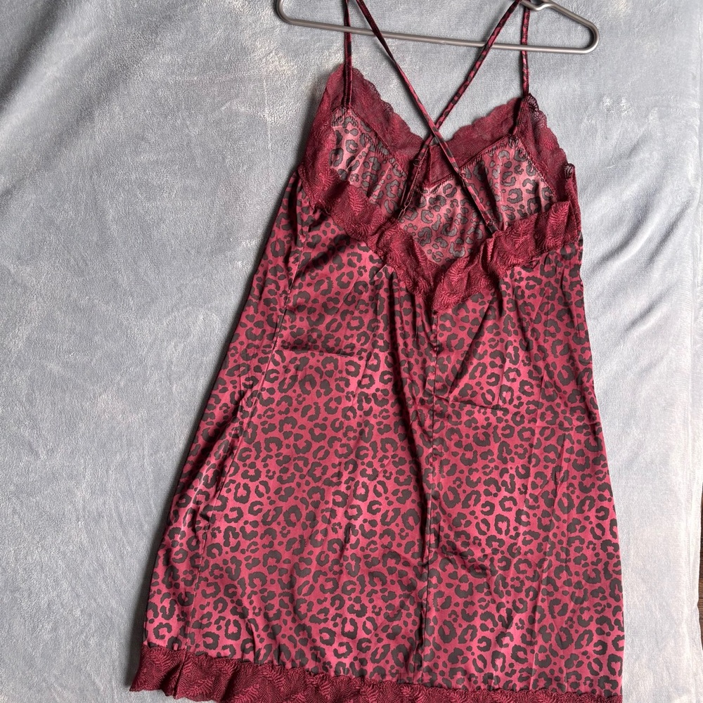 Emily & Jane Elegant Burgundy Leopard Print Lace Slip Medium - Picture 3 of 5